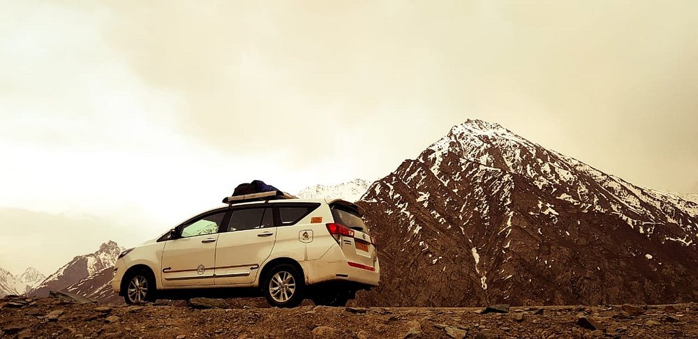 Hire Innova Crysta Taxi in Delhi